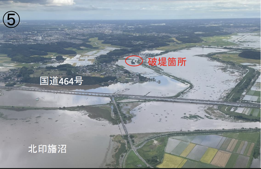 北印旛沼と国道464号周辺の浸水状況を写した空撮写真。原資料の赤丸で破堤箇所が示されている。